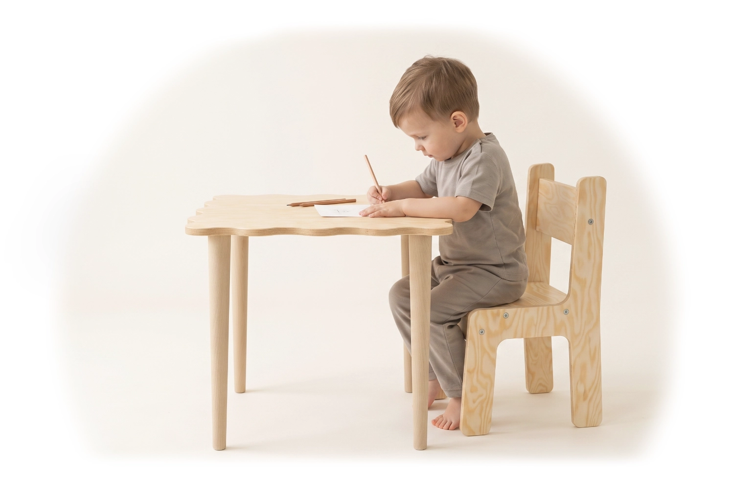 Kinderstuhl und Kindertisch aus Kiefernsperrholz in Naturholzfarbe